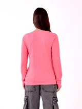 Remera negra de manga larga con estampa de flor en el frente.