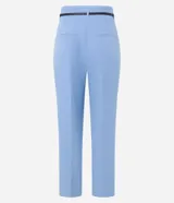 Pantalón carrot de sastrería color celeste, con bolsillos, pliegues y cinturón fino negro de material sintético.