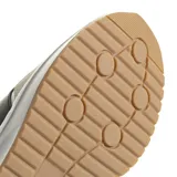 Championes Adidas Run 72 de estilo retro, con diseño inspirado en los años 70. Presentan una combinación de paneles de gamuza en tono beige y cuerpo de material sintético blanco, con las icónicas tres tiras laterales en negro. Incluyen mediasuela con tecnología Cloudfoam para mayor amortiguación y suela de goma color caramelo.