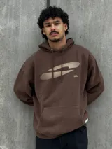 Canguro marrón con capucha ajustable con cordones y bolsillo tipo canguro.