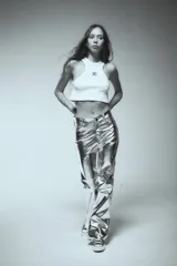 Top corto blanco de morley con escote redondo y logo metálico de Renée en el frente.