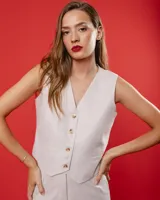 Chaleco negro de lino con botones frontales y forro interno.