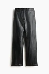 Pantalón de tejido revestido con acabado efecto cuero, de corte recto y tiro medio. Presenta cierre frontal con cremallera, pretina con botón oculto, bolsillos laterales al bies y costura horizontal visible sobre las rodillas.