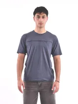 Remera gris de corte regular con costura horizontal en el pecho.