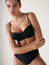 Soutien strapless de color negro con copas preformadas, aro y breteles desmontables.