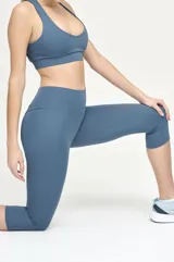 Calza pescadora de tiro alto, color azul petróleo, confeccionada en tejido de poliamida y elastano.