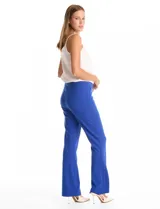 Pantalón de corte recto confeccionado en tejido crepe con estructura. Presenta tiro medio, cintura limpia sin pasadores, bolsillos laterales integrados y pinzas de entalle en la parte posterior.