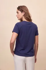 Remera básica marrón de manga corta, con cuello redondo y corte regular.