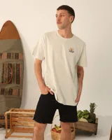 Remera unisex oversize color crudo con estampado pequeño en el pecho con un sol y olas. Corte holgado y mangas cortas.