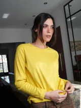 Remera manga larga color verde seco, de corte recto y cuello redondo.