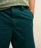 Bermuda de sarga color blanco, de corte recto y diseño básico con bolsillos laterales y traseros.