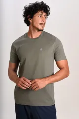 Remera de manga corta con cuello redondo, confeccionada en tejido de punto liso color verde militar. Presenta el logo de la marca Original Penguin bordado en pequeño en el pecho.