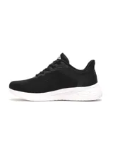 Championes deportivos Umbro modelo Rocky, color negro con suela blanca y logo de la marca en tono claro en el lateral. Confeccionados en tejido de malla transpirable con refuerzos sintéticos.