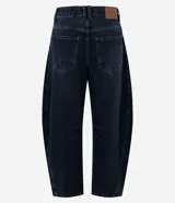 Pantalón de jean estilo baggy balloon, de tiro medio y corte amplio con diseño redondeado en las piernas. Presenta recortes laterales, cierre frontal con botón y cremallera, y bolsillos funcionales.