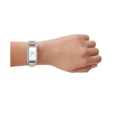 Reloj Skagen modelo Hagen Lille con caja rectangular de acero plateado y pulsera de eslabones.