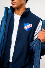 Parka impermeable azul con chaleco desmontable interior de polar, capucha y bolsillos con cierre, marca Umbro para el Club Nacional de Football.