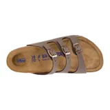 Sandalia Birkenstock modelo Florida con tres correas ajustables con hebillas metálicas. Presenta una plantilla anatómica de corcho y látex con recubrimiento de gamuza y suela de goma antideslizante.