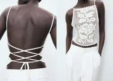 Top halter blanco de crochet con diseño entallado, espalda abierta con tirantes finos cruzados y detalles de ondas en los bordes.