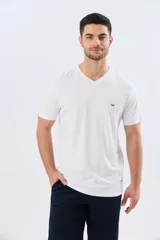 Remera básica azul marino de manga corta, con escote en V, calce cómodo y detalle de logo bordado en el pecho.