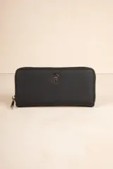 Billetera negra con cierre de cremallera, tres compartimentos internos, monedero y bolsillo externo.