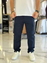 Pantalón cargo de gabardina color azul marino, de corte recto y múltiples bolsillos laterales.