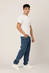 Pantalón de jean azul de corte recto, con bolsillos delanteros y traseros.