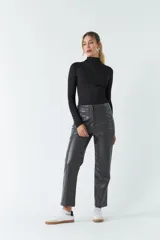 Pantalón engomado de tiro alto, color gris oscuro, con diseño recto y tablas en la parte delantera de la cintura.