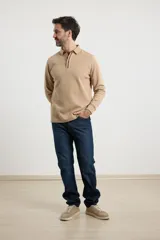 Sweater de tejido elastizado de algodón y poliéster color tostado, con cuello estilo tunecino, cierre frontal parcial con botones y ribetes en contraste.