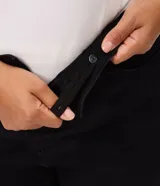 Pantalón de sarga color negro, de corte recto y cintura media. Cuenta con cierre frontal de botón y cremallera, pasantes para cinturón y bolsillos funcionales.
