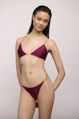 Conjunto de bikini bordó con ribetes rosados y tirantes mostaza. Corpiño de corte triangular y bombacha vedetina de diseño clásico.