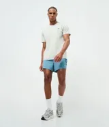Bermuda deportiva masculina con tecnología dry, confeccionada en tejido transpirable de poliamida y elastano. Presenta cintura elástica con cordón de ajuste y estampa localizada.
