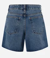 Short midi de jean azul con tiro medio, bolsillos frontales y traseros, trabillas para cinturón y detalle de tachas metálicas aplicadas en los laterales y bolsillos. El diseño se completa con un dobladillo deshilachado.