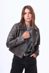 Campera estilo biker de cuero sintético en tono gris oscuro con efecto desgastado, cierre frontal cruzado y solapas clásicas.