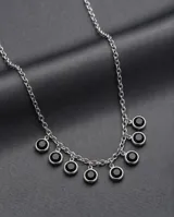 Collar de acero con cadena de eslabones y dijes circulares colgantes con circonias negras engastadas.