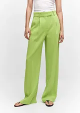 Pantalon wideleg de tiro medio en color verde lima, confeccionado en tejido fluido con pinzas frontales, bolsillos laterales, trabillas para cinturon y cierre oculto de boton, gancho y cremallera.