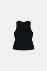 Chaleco negro sin mangas, de cuello redondo y corte entallado con peplum sutil. Presenta pinzas verticales en el frente y falsos bolsillos de vivo a la altura de la cadera.