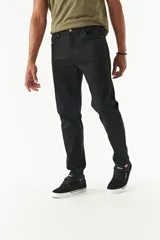 Pantalón negro de corte recto con cinco bolsillos, confeccionado en algodón y spandex.