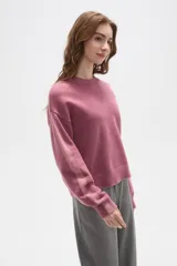 Sweater de tejido jacquard color azul marino, con cuello redondo y diseño holgado. Presenta franjas laterales en color gris claro a lo largo de las mangas largas.