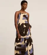 Vestido evasê largo midi de frente única, confeccionado en viscosa, con estampado de hojas en tonos beige, negro y celeste.