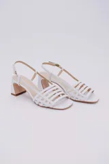 Sandalias blancas de cuero con taco cuadrado y tiras horizontales en el empeine.