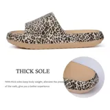 Chancletas tipo ojota de goma con diseño de animal print, suela antideslizante y ajuste cómodo.