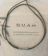 Gargantilla tipo choker con cordón fino color verde oliva y dije tubular de plata 925.