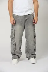 Pantalón cargo baggy de denim en color gris claro, con múltiples bolsillos laterales en las piernas y corte holgado.