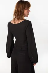 Top de lino italiano color beige, con escote en V, mangas abullonadas y cordón ajustable en el centro del frente.