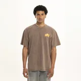 Remera marrón de corte holgado con cuello redondo y estampado pequeño en el pecho con el logo de la marca Pulau.