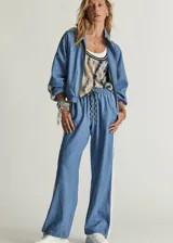 Pantalón de pierna ancha celeste con cintura elástica y cordón ajustable.