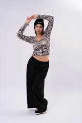 Remera de manga larga con estampado animal print de leopardo, corte crop y escote redondo.