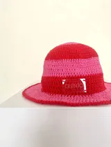 Gorro tipo bucket tejido a crochet a mano, con hilo 100% algodón, con diseño a rayas horizontales en color marrón y beige.