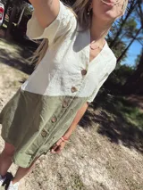 Camisola oversize verde y rosa confeccionada en tusor de algodón con botones de coco.