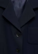 Blazer corto de corte recto en color azul marino, con cuello de solapa, cierre frontal de botones, bolsillos de solapa en la parte delantera y un bolsillo de parche en el pecho.